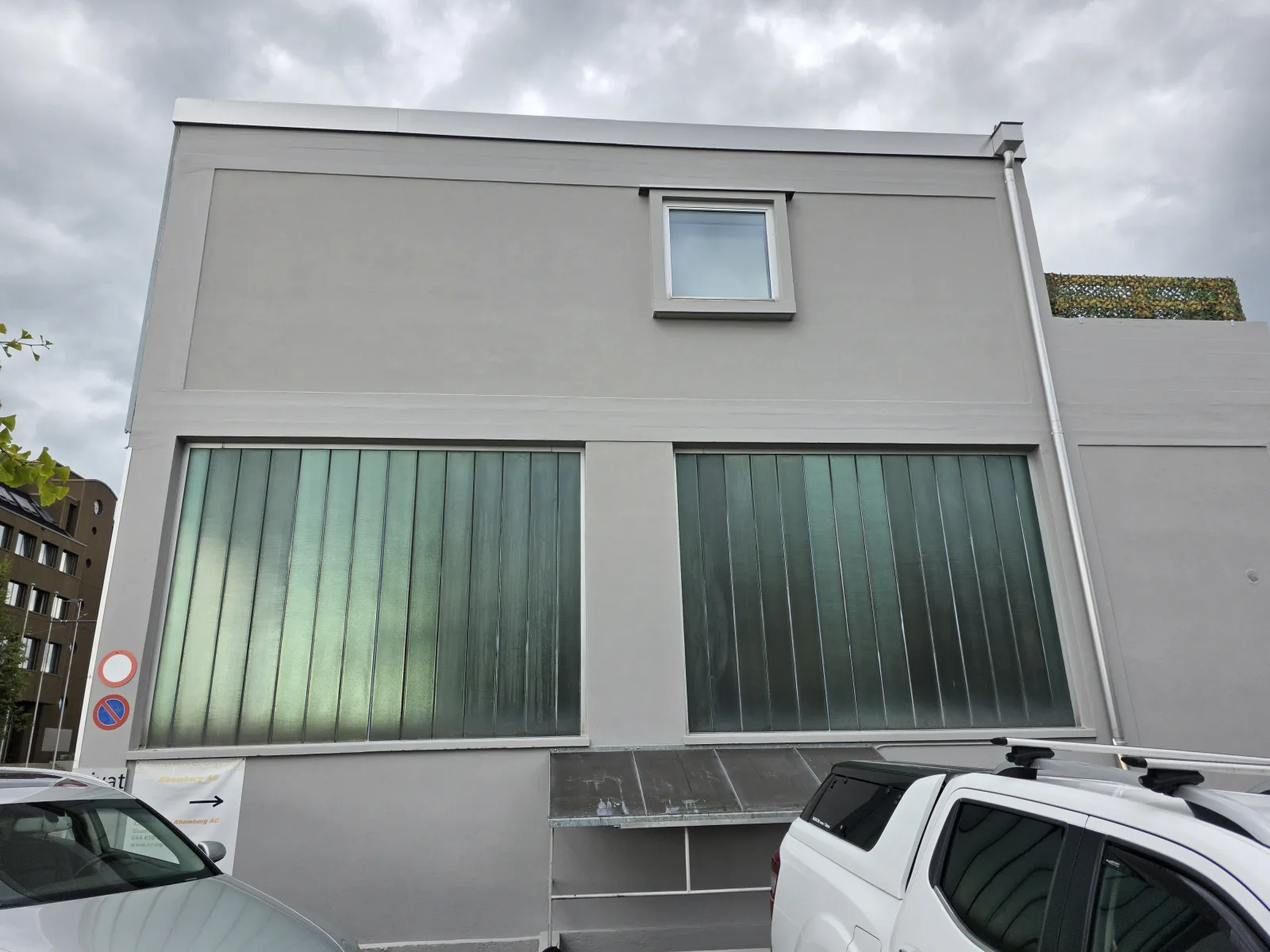 Gewerbehaus-Fassade nach dem neuen Anstrich