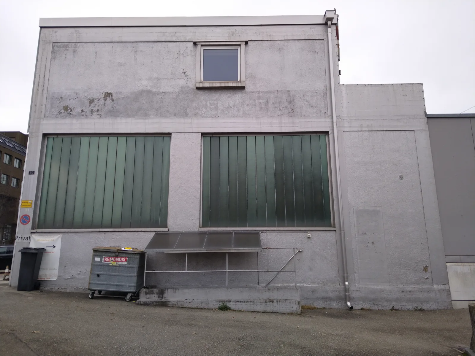 Gewerbehaus-Fassade vor dem neuen Anstrich