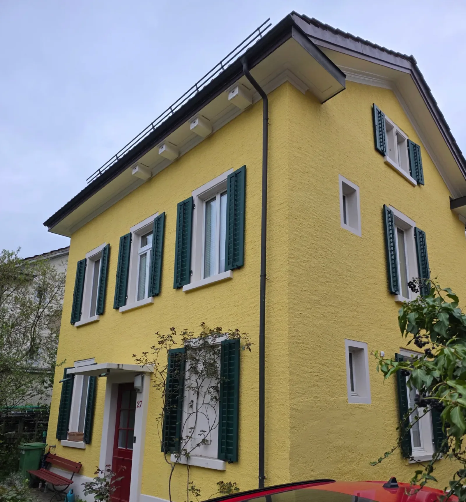 Frisch gestrichene Fassade als Beispiel für saubere Spezialarbeiten